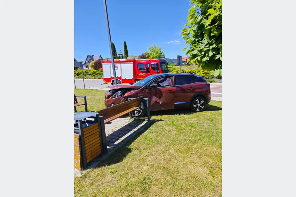 Zderzenie dwóch samochodów, jedna osoba trafiła do szpitala - zdjęcie 6