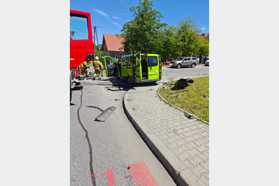 Zderzenie dwóch samochodów, jedna osoba trafiła do szpitala - zdjęcie 7