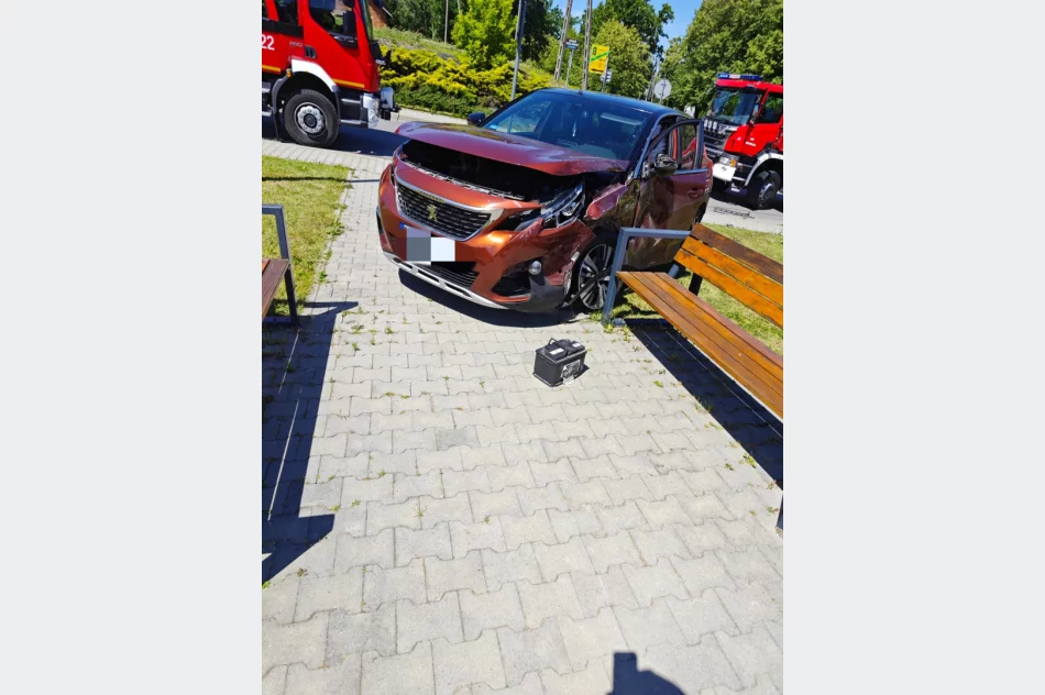 Zderzenie dwóch samochodów, jedna osoba trafiła do szpitala - zdjęcie 8