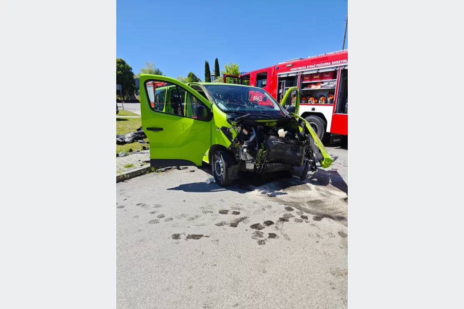 Zderzenie dwóch samochodów, jedna osoba trafiła do szpitala - zdjęcie 9