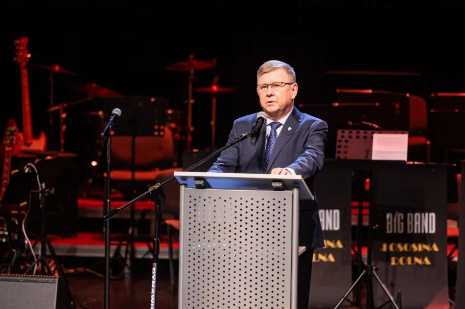 Druhowie z OSP Łososina Górna odebrali promesę finansową za największą ilość wyjazdów w 2024 roku - zdjęcie 3
