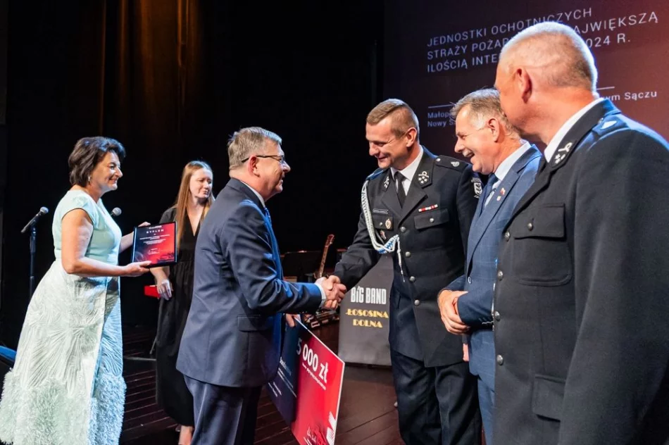 Druhowie z OSP Łososina Górna odebrali promesę finansową za największą ilość wyjazdów w 2024 roku - zdjęcie 11