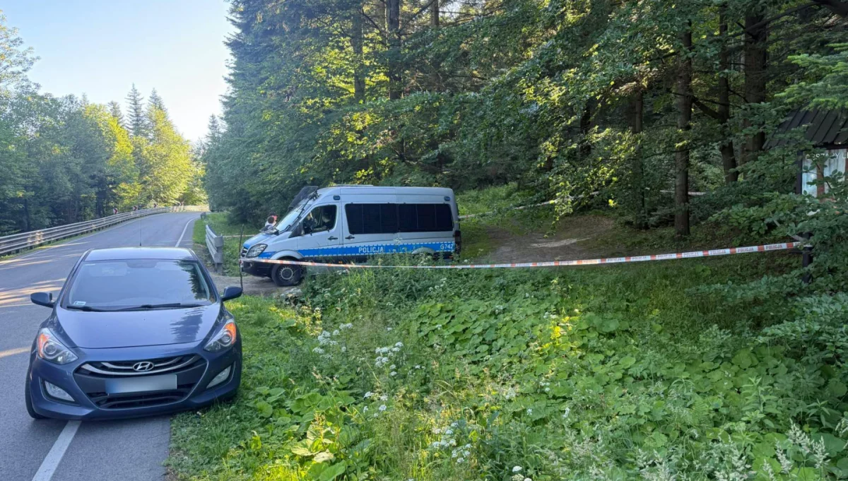 Droga przejezdna, miejsce znalezienia zwłok zabezpieczone (WIDEO)