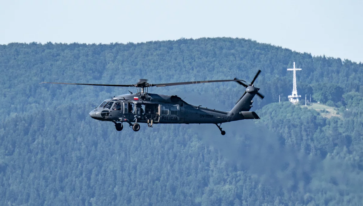 Policyjny Black Hawk nad Słopnicami na tle miejskiej Miejskiej Góry w Limanowej na trzy godziny przed odnalezieniem zwłok Tadeusza Dudy