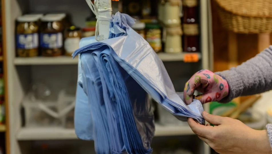 Przeciętny Polak zużywa 23 torby foliowe rocznie; jedna rozkłada się nawet 400 lat - zdjęcie 1