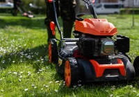 Jaką kosiarkę spalinową wybrać? Najważniejsze parametry - zdjęcie główne