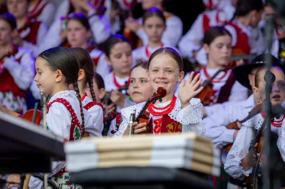 Koncert Małej Armii Janosika z okazji 700-lecia Parafii pw. Wszystkich Świętych w Łososinie Górnej - zdjęcie 1