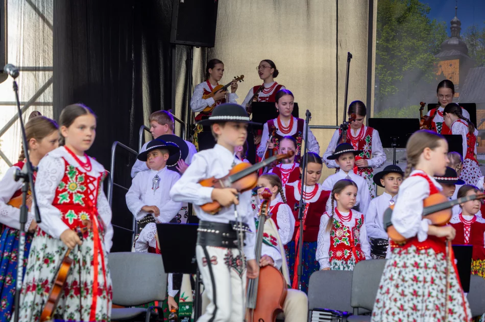 Koncert Małej Armii Janosika z okazji 700-lecia Parafii pw. Wszystkich Świętych w Łososinie Górnej - zdjęcie 2