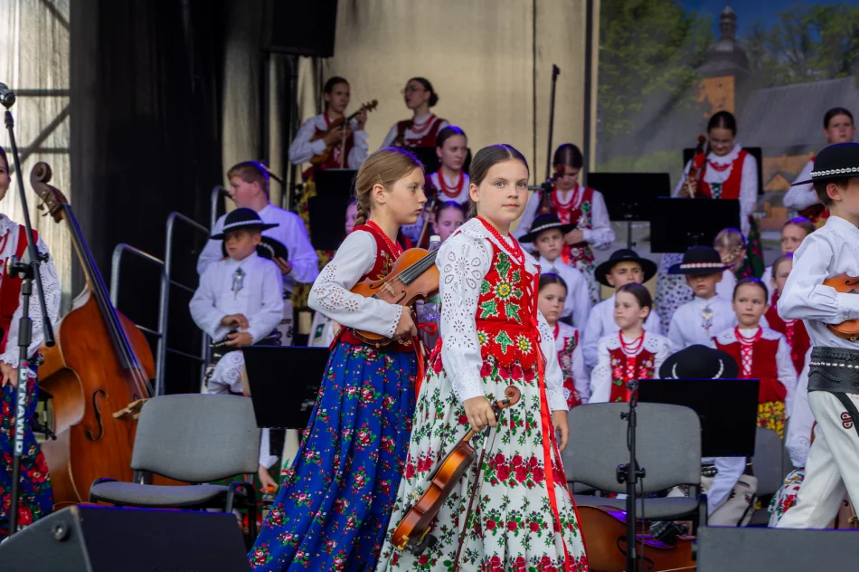 Koncert Małej Armii Janosika z okazji 700-lecia Parafii pw. Wszystkich Świętych w Łososinie Górnej - zdjęcie 3
