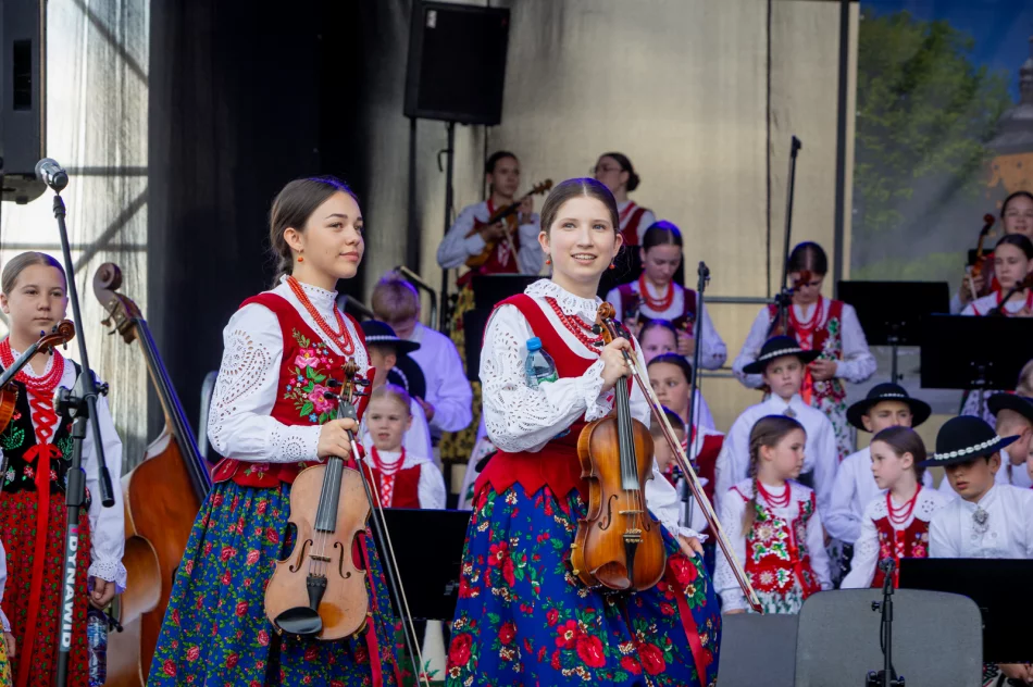Koncert Małej Armii Janosika z okazji 700-lecia Parafii pw. Wszystkich Świętych w Łososinie Górnej - zdjęcie 4
