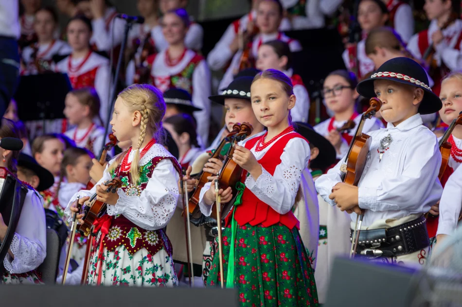 Koncert Małej Armii Janosika z okazji 700-lecia Parafii pw. Wszystkich Świętych w Łososinie Górnej - zdjęcie 5