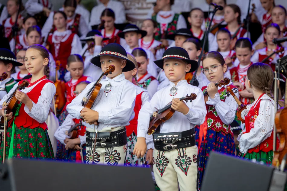 Koncert Małej Armii Janosika z okazji 700-lecia Parafii pw. Wszystkich Świętych w Łososinie Górnej - zdjęcie 6