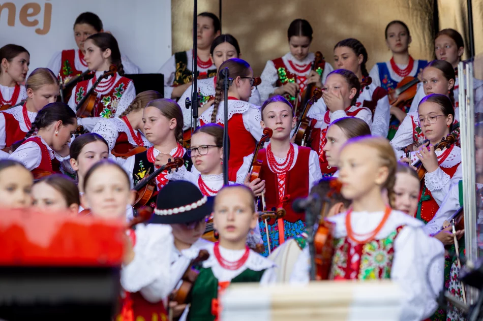 Koncert Małej Armii Janosika z okazji 700-lecia Parafii pw. Wszystkich Świętych w Łososinie Górnej - zdjęcie 7