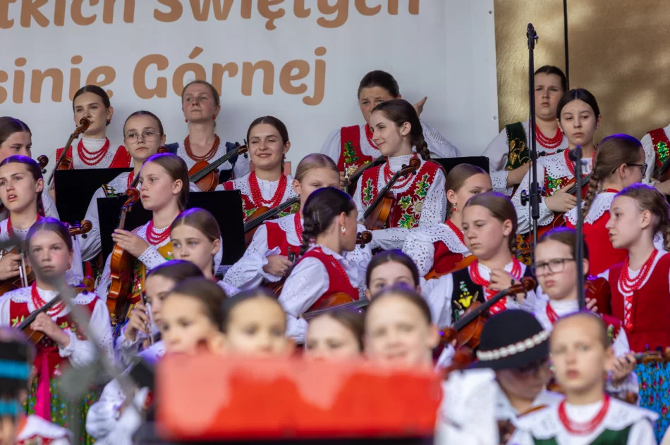 Koncert Małej Armii Janosika z okazji 700-lecia Parafii pw. Wszystkich Świętych w Łososinie Górnej - zdjęcie 8