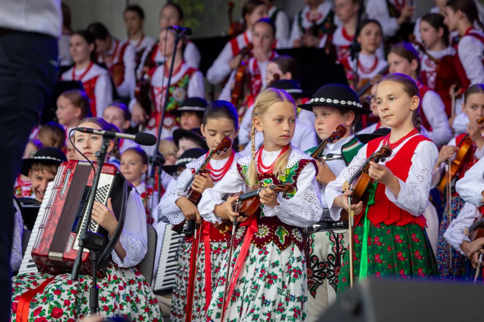 Koncert Małej Armii Janosika z okazji 700-lecia Parafii pw. Wszystkich Świętych w Łososinie Górnej - zdjęcie 9