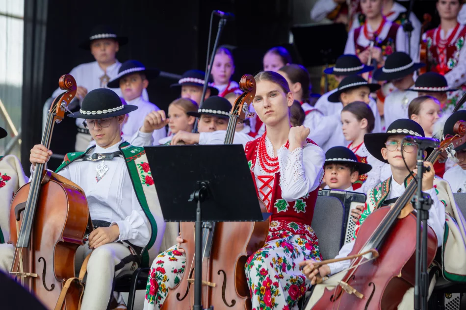 Koncert Małej Armii Janosika z okazji 700-lecia Parafii pw. Wszystkich Świętych w Łososinie Górnej - zdjęcie 10