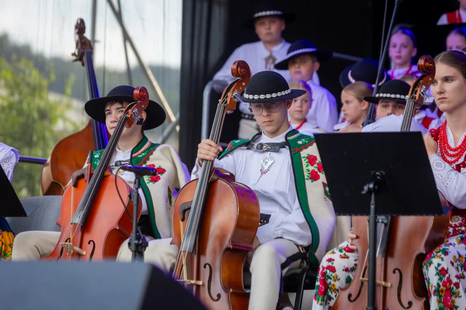 Koncert Małej Armii Janosika z okazji 700-lecia Parafii pw. Wszystkich Świętych w Łososinie Górnej - zdjęcie 11