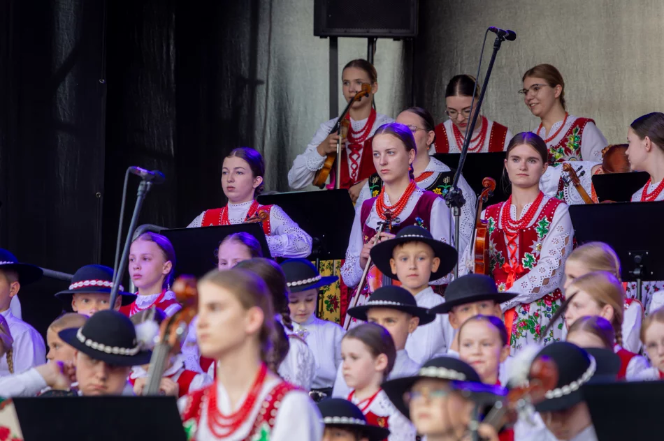 Koncert Małej Armii Janosika z okazji 700-lecia Parafii pw. Wszystkich Świętych w Łososinie Górnej - zdjęcie 12