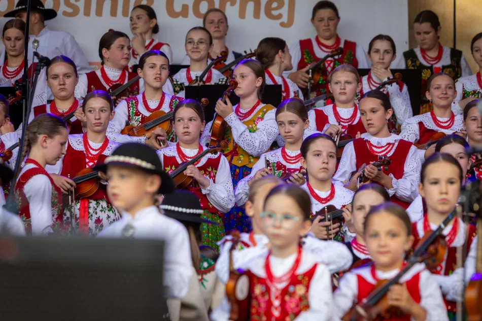 Koncert Małej Armii Janosika z okazji 700-lecia Parafii pw. Wszystkich Świętych w Łososinie Górnej - zdjęcie 13