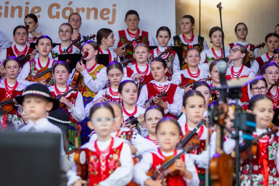 Koncert Małej Armii Janosika z okazji 700-lecia Parafii pw. Wszystkich Świętych w Łososinie Górnej - zdjęcie 14