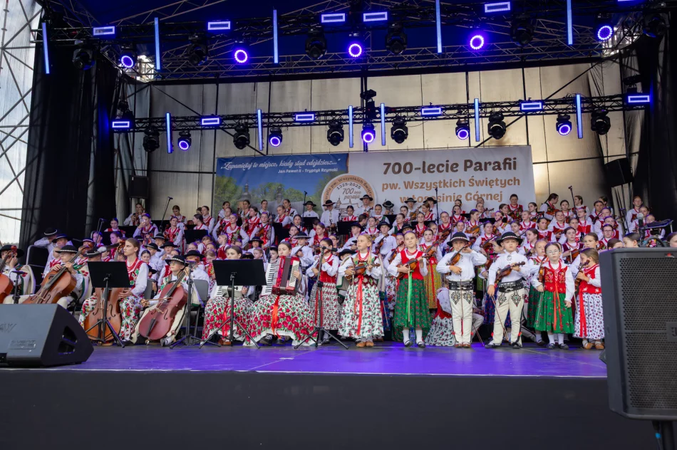 Koncert Małej Armii Janosika z okazji 700-lecia Parafii pw. Wszystkich Świętych w Łososinie Górnej - zdjęcie 15