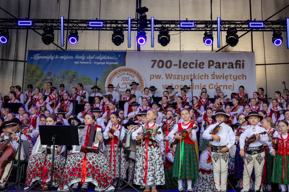 Koncert Małej Armii Janosika z okazji 700-lecia Parafii pw. Wszystkich Świętych w Łososinie Górnej - zdjęcie 16