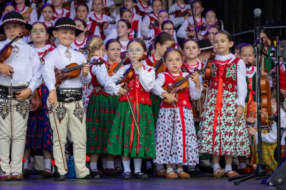 Koncert Małej Armii Janosika z okazji 700-lecia Parafii pw. Wszystkich Świętych w Łososinie Górnej - zdjęcie 17