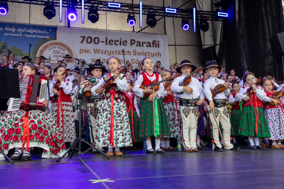 Koncert Małej Armii Janosika z okazji 700-lecia Parafii pw. Wszystkich Świętych w Łososinie Górnej - zdjęcie 18