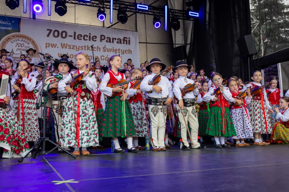 Koncert Małej Armii Janosika z okazji 700-lecia Parafii pw. Wszystkich Świętych w Łososinie Górnej - zdjęcie 19