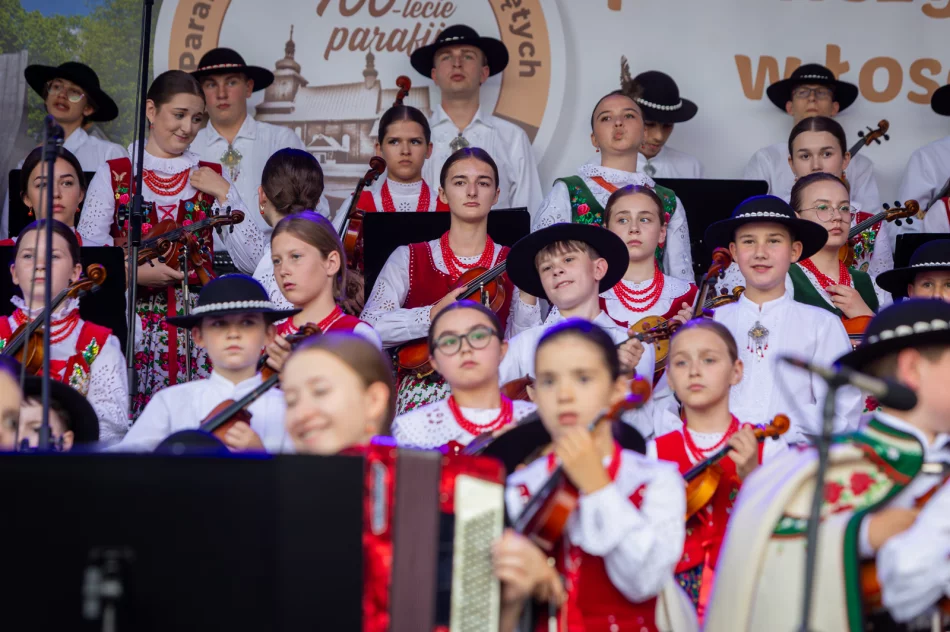 Koncert Małej Armii Janosika z okazji 700-lecia Parafii pw. Wszystkich Świętych w Łososinie Górnej - zdjęcie 20