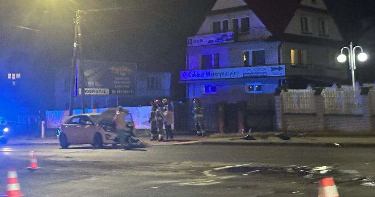 Czołowe zderzenie na skrzyżowaniu, poszkodowana jedna osoba