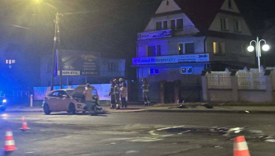 Czołowe zderzenie na skrzyżowaniu, poszkodowana jedna osoba - zdjęcie 1