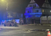 Czołowe zderzenie na skrzyżowaniu, poszkodowana jedna osoba - zdjęcie główne
