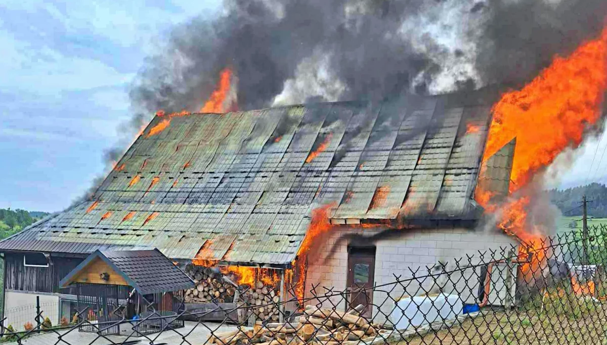 Pożar stodoły w Lubomierzu/fot.: OSP Łętowe, OSP Mszana Dolna