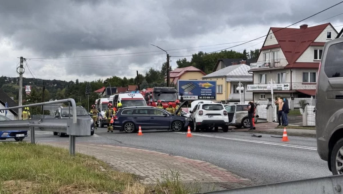 Kolizja trzech samochodów na DK28 - korki