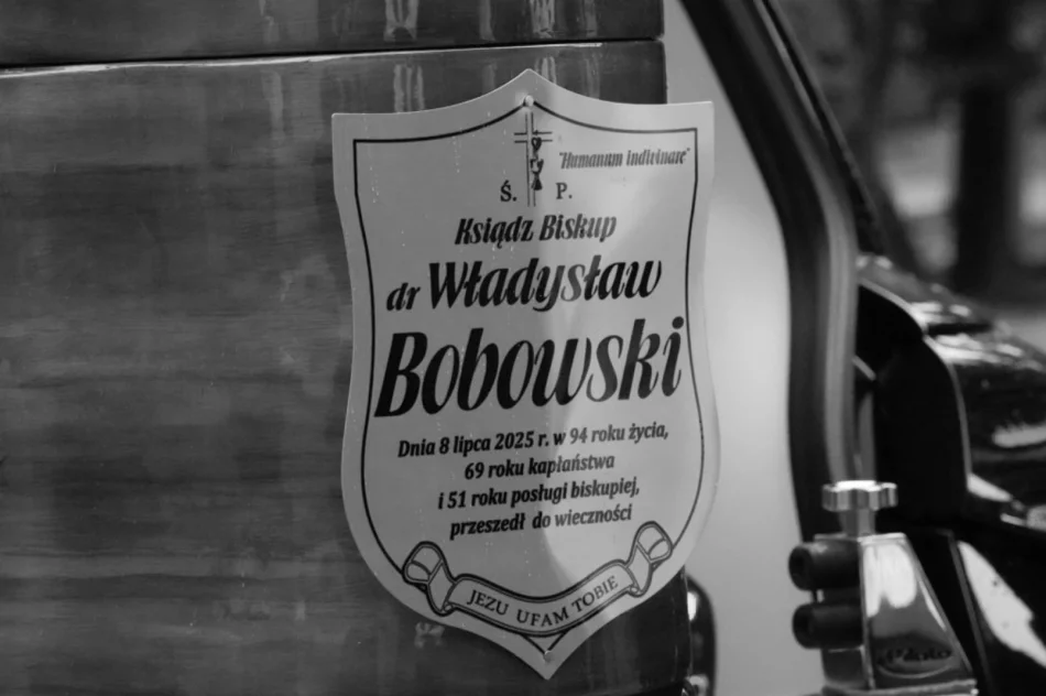 Pogrzeb bp. Władysława Bobowskiego. Duchowny spocznie w rodzinnej miejscowości - zdjęcie 3