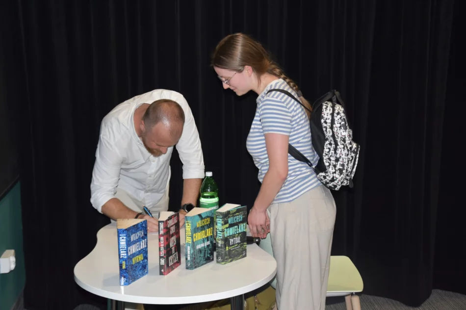 Spotkanie autorskie z Wojciechem Chmielarzem w bibliotece miejskiej - zdjęcie 14