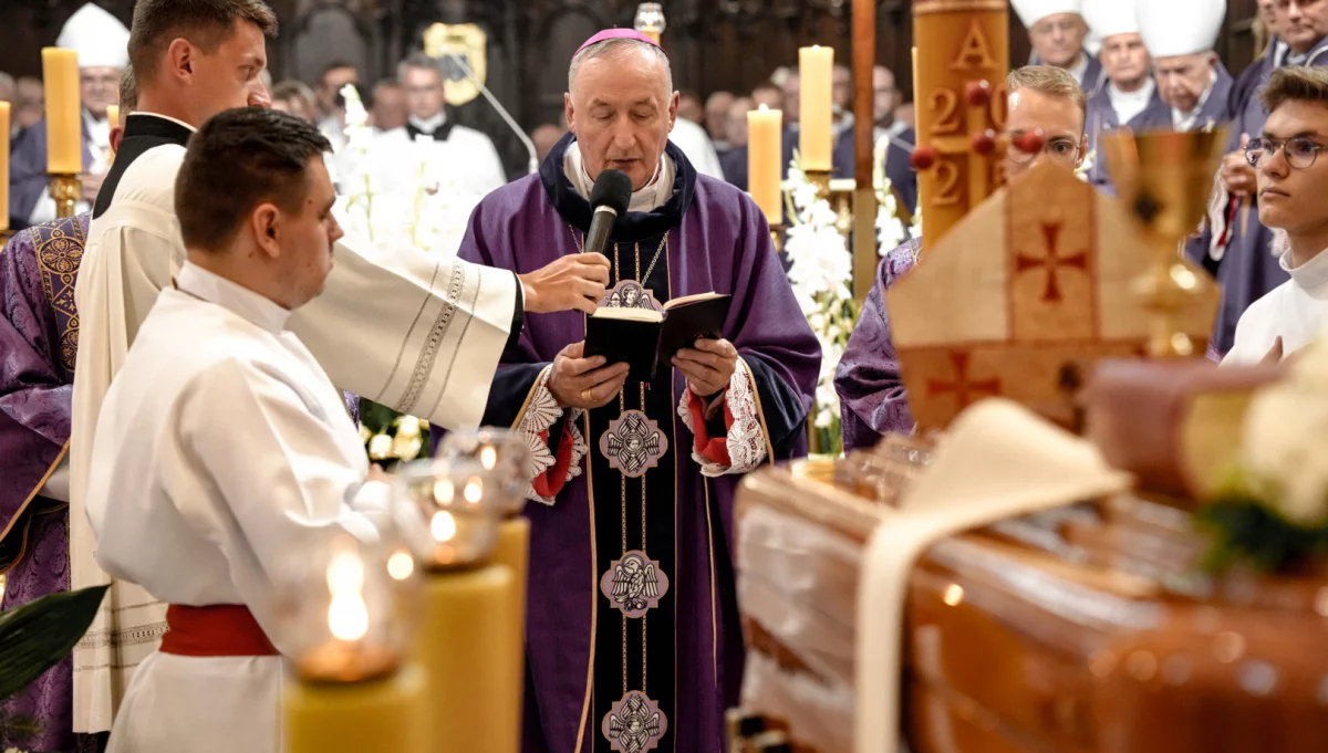 Biskup Andrzej Jeż podczas pogrzebu biskupa Władysława Bobowskiego (fot. ks. Tomasz Śpiewak - Diecezja Tarnów)