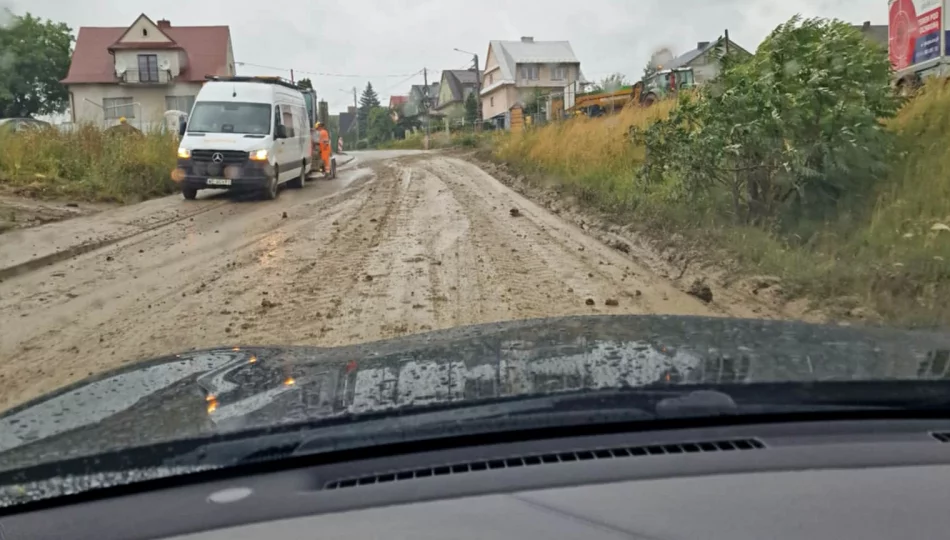 Samochody grzęzną w błocie. Inwestycja utrudnia życie mieszkańcom - zdjęcie 1