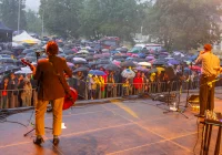 Zakopower na Dniach Limanowej. Koncert gwiazdy wieczoru w strugach deszczu (ZDJĘCIA) - zdjęcie główne