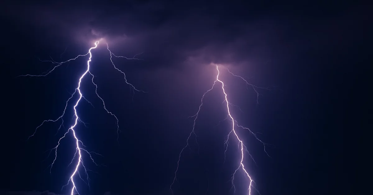 Ostrzeżenia IMGW: Burze z gradem i silnym wiatrem. Alert RCB