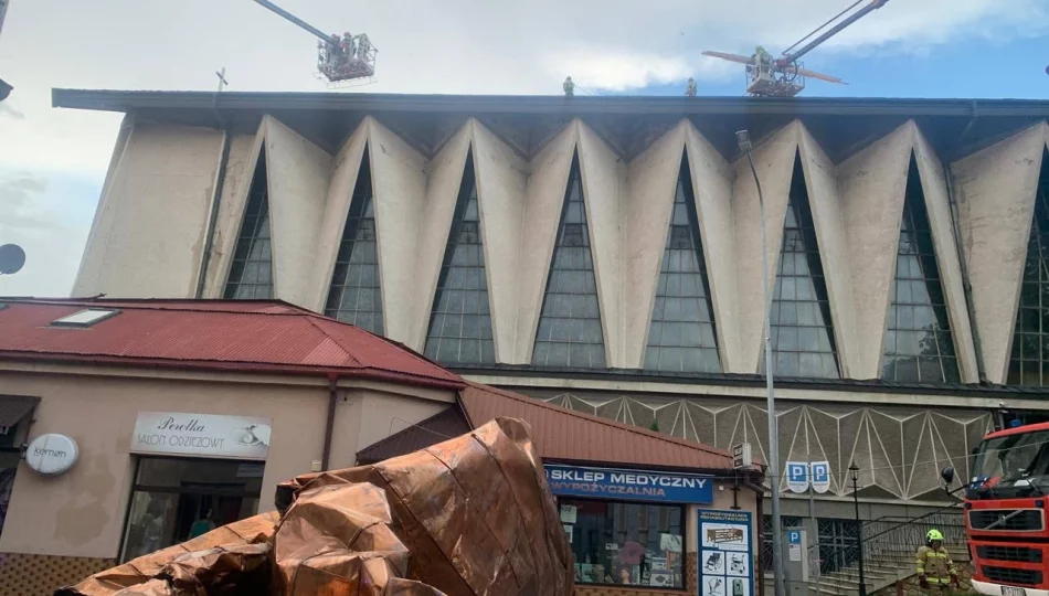 Zerwany dach kościoła i blisko 500 osób ewakuowanych w wyniku gwałtownej burzy - zdjęcie 1