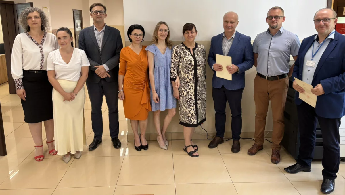 Urzędnicy po zakończeniu służby przygotowawczej i zdaniu egzaminu/fot.: UG Szczawa