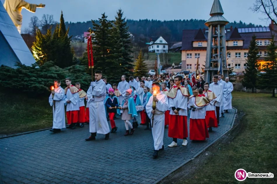 Procesja rezurekcyjna w Starej Wsi - zdjęcie 11