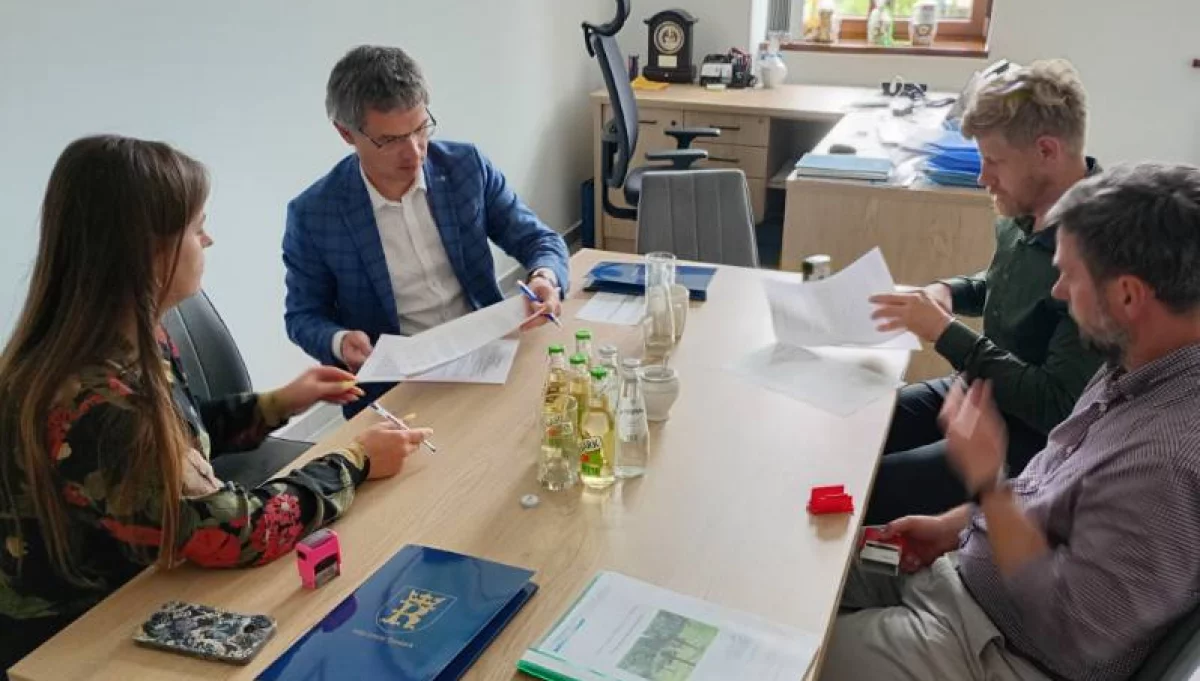 Podpisanie umowy z wykonawcami/fot.: UG Tymbark