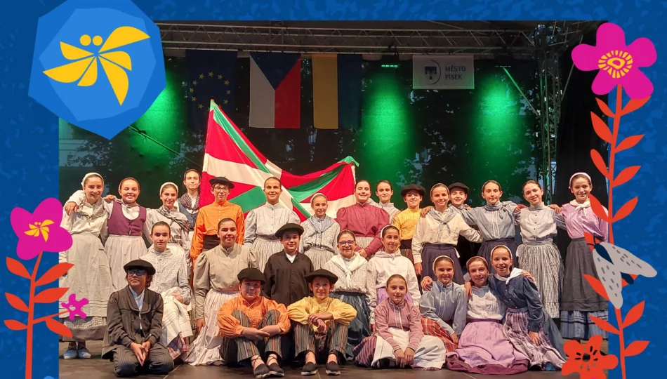 Folklor dzieci na scenie - zdjęcie 1