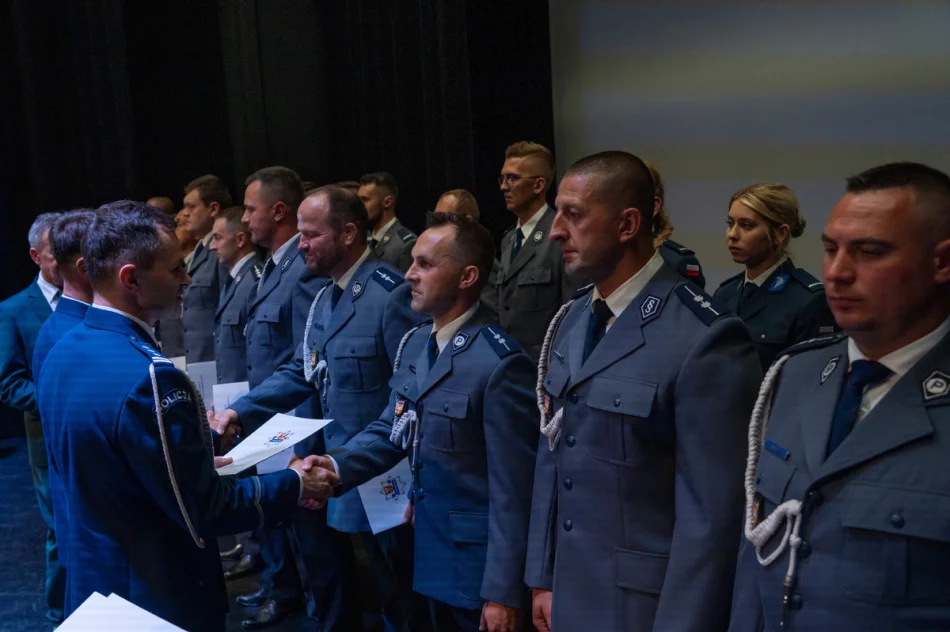 Święto policji: awanse, wyróżnienia i jubileusz kobiet - zdjęcie 10