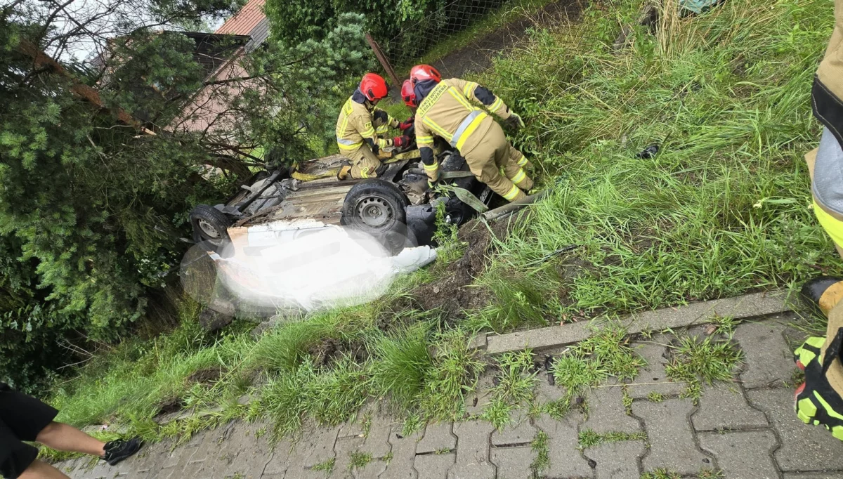 Samochód wpadł do rowu i dachował, kobieta trafiła do szpitala