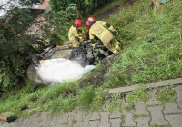Samochód wpadł do rowu i dachował, kobieta trafiła do szpitala - zdjęcie główne