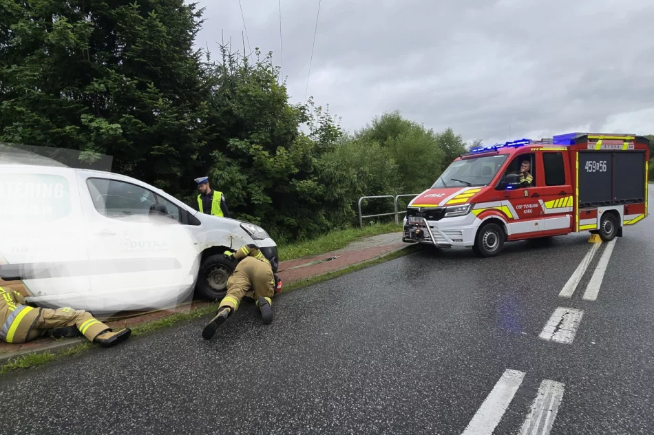 Samochód wpadł do rowu i dachował, kobieta trafiła do szpitala - zdjęcie 2
